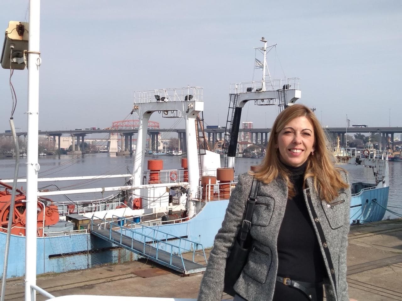 Dra. Mariana Salvador en una visita a un puerto